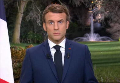Macron explique son zozotement par la cuillère en argent qu’il avait dans la bouche à sa naissance