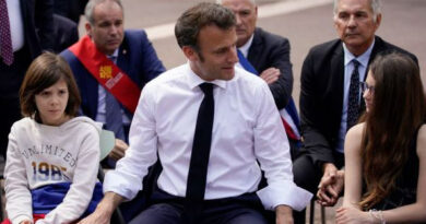 « Je vais continuer à vous emmerder » a confirmé Macron lors de son passage dans l’Herault.