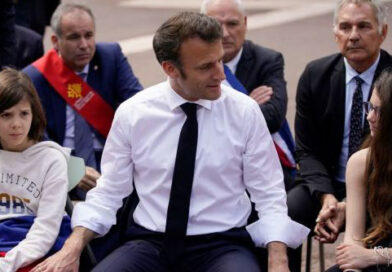 « Je vais continuer à vous emmerder » a confirmé Macron lors de son passage dans l’Herault.
